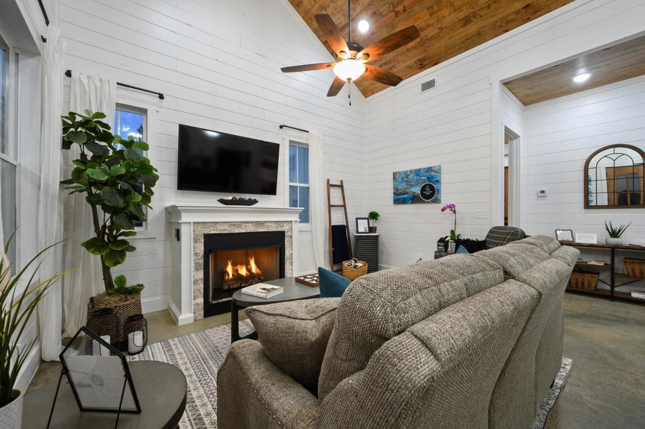 Bella Luna Cabin - Cozy Farmhouse Cabin, Private Deck, Swing Set, Fire Pit, Hot Tub Villa Broken Bow Ngoại thất bức ảnh